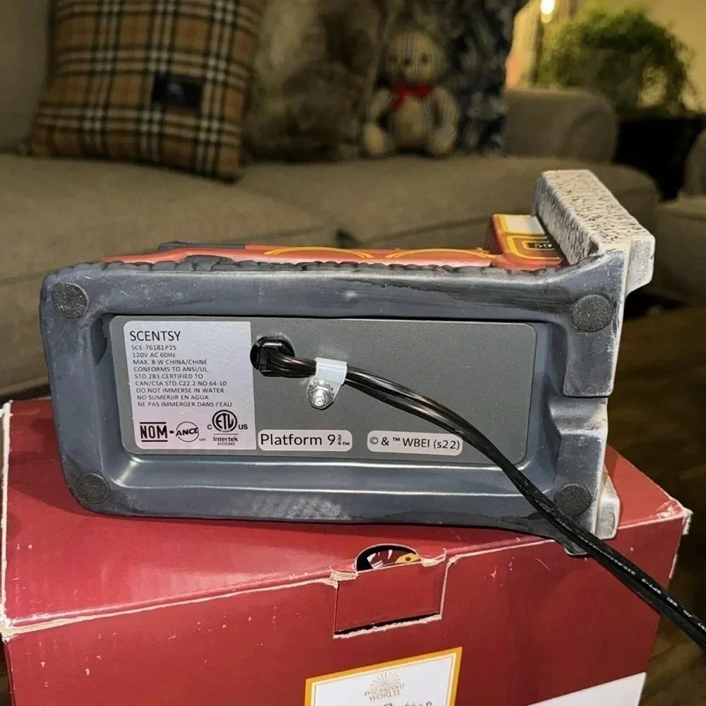 NWT SCENTSY Harry Potter Platform 9 3/4 Full Size Wax Melt Warmer Plug In